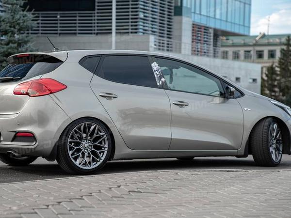 KIA CEED НА ЛИТЫХ ДИСКАХ В СТИЛЕ HRE P200 R18 - Фото № 4