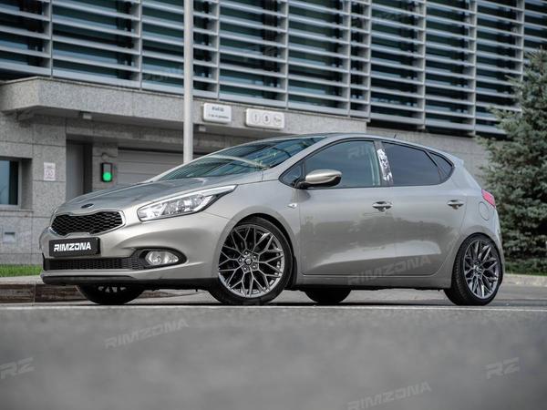 KIA CEED НА ЛИТЫХ ДИСКАХ В СТИЛЕ HRE P200 R18 - Фото № 1