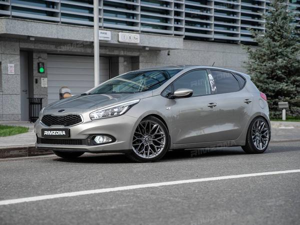 KIA CEED НА ЛИТЫХ ДИСКАХ В СТИЛЕ HRE P200 R18 - Фото № 8